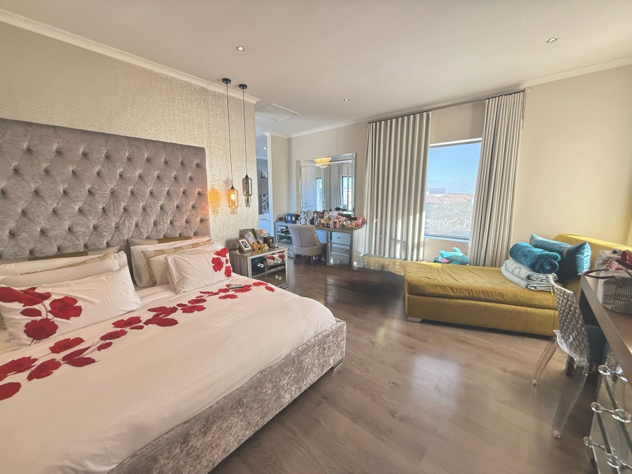 5 Bedroom Property for Sale in Parklands North Western Cape